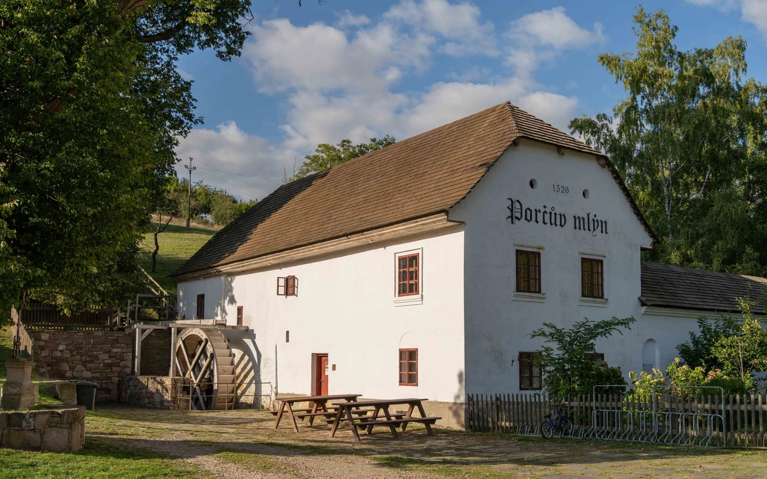 Historická budova Porčova mlýna v Býkovicích